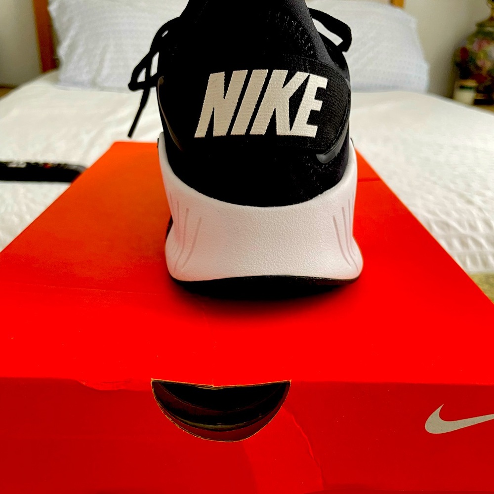 Brand new , never worn .. in box Nike women’s metcom- size 8